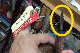 《古董店發現超便宜暗器》帥氣刀槍拿在老闆爺爺的手上莫名逗趣ww 《古董店發現超便宜暗器》帥氣刀槍拿在老闆爺爺的手上莫名逗趣ww