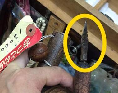 《古董店發現超便宜暗器》帥氣刀槍拿在老闆爺爺的手上莫名逗趣ww 《古董店發現超便宜暗器》帥氣刀槍拿在老闆爺爺的手上莫名逗趣ww
