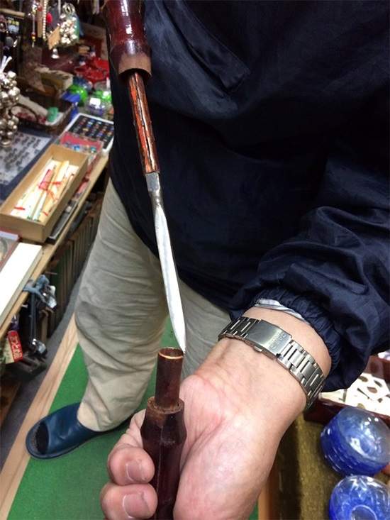 《古董店發現超便宜暗器》帥氣刀槍拿在老闆爺爺的手上莫名逗趣ww - 圖片10