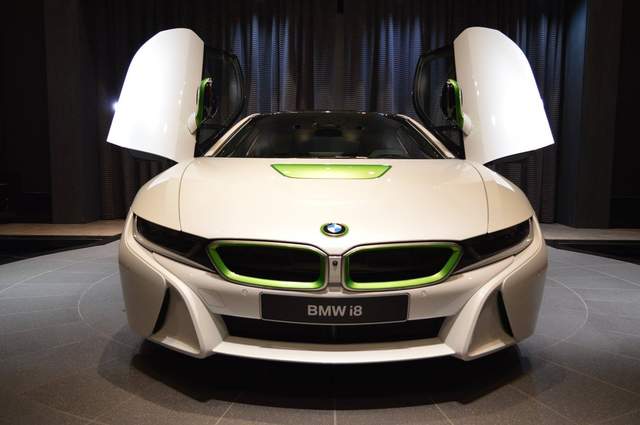 又是阿布達比《BMW i8》白色勁裝上怎麼綠綠的呢? 又是阿布達比《BMW i8》白色勁裝上怎麼綠綠的呢?