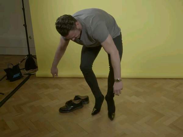 《男人體驗穿高跟鞋一天》踏上高跟鞋的他們感覺好脆弱一碰就會垮掉w