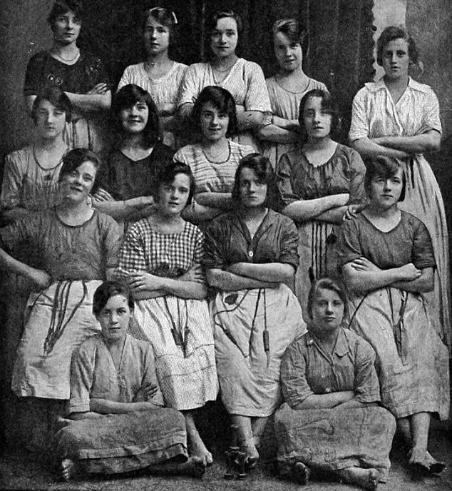 《工廠靈異照片》手怎麼算都多一隻(抖) 《工廠靈異照片》手怎麼算都多一隻(抖)