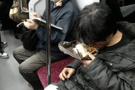 《日本電車內的飲食問題》大多數乘客能容許的範圍又到哪呢? 《日本電車內的飲食問題》大多數乘客能容許的範圍又到哪呢?