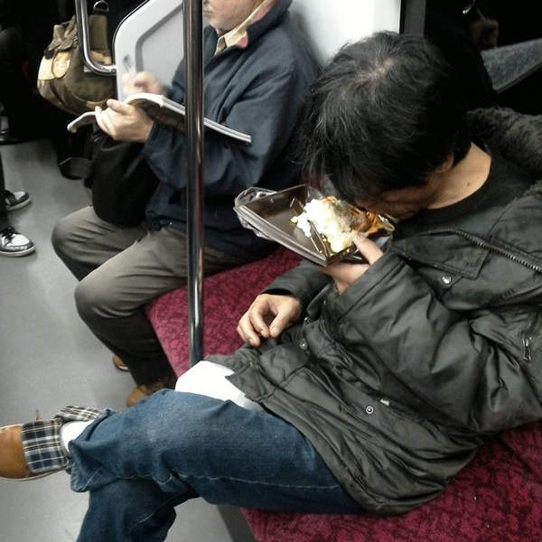 《日本電車內的飲食問題》大多數乘客能容許的範圍又到哪呢? 《日本電車內的飲食問題》大多數乘客能容許的範圍又到哪呢?