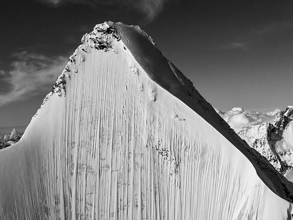 《找出照片中的滑雪選手》那麼小一顆芝麻粒就算看到了也不知道啊...