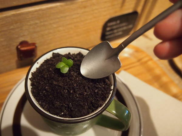 常說要吃土了~用《鏟子湯匙》看起來真的是在吃土啦XD 常說要吃土了~用《鏟子湯匙》看起來真的是在吃土啦XD