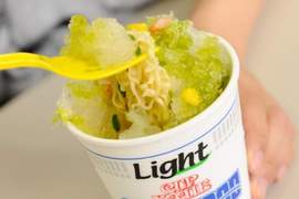 《泡麵剉冰》惡搞味濃厚卻是官方食譜的炎夏泡麵對策 《泡麵剉冰》惡搞味濃厚卻是官方食譜的炎夏泡麵對策