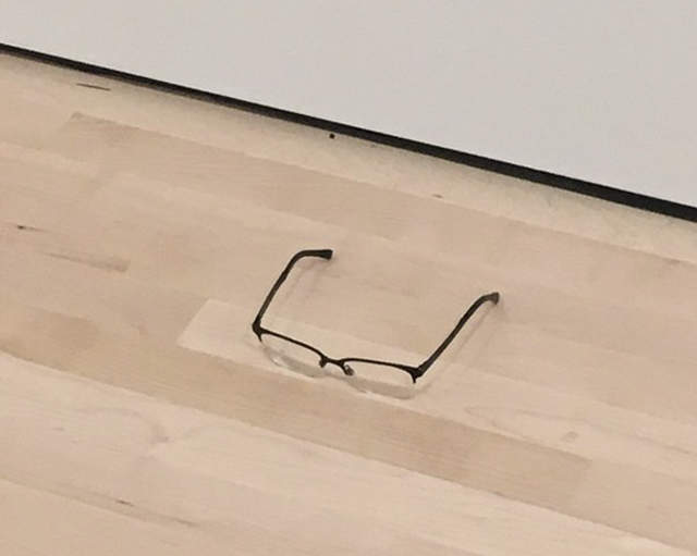 實驗《把眼鏡放在博物館地板》結果這種反應不意外