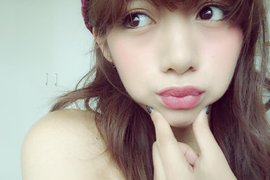 《捏臉頰自拍式》自拍女神池田依來沙帶起新流行 《捏臉頰自拍式》自拍女神池田依來沙帶起新流行