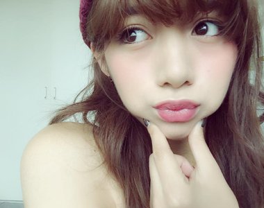 《捏臉頰自拍式》自拍女神池田依來沙帶起新流行 《捏臉頰自拍式》自拍女神池田依來沙帶起新流行