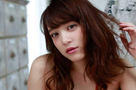 《絕對巨乳主義》都丸紗也華誘人的F罩杯旁也有顆宅宅美人痣 《絕對巨乳主義》都丸紗也華誘人的F罩杯旁也有顆宅宅美人痣