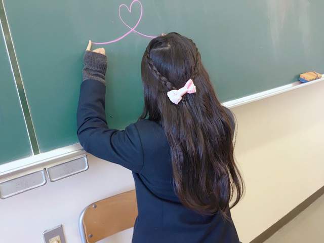 粉絲發狂？《偶像自爆情侶合照曬恩愛》現實是哀傷的一人劇場……