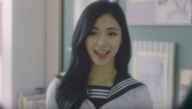 TWICE《CHEER UP》活力釋出　子瑜化身清純學生妹X氣質女伶♥