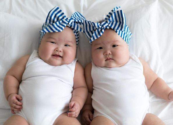 雙胞胎嬰兒《Momo Twins》可愛的照片裡還有爸媽滿滿的愛～