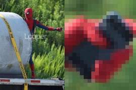 好窮的Marvel版《蜘蛛人》拿iphone 3gs而且螢幕還是破的… 好窮的Marvel版《蜘蛛人》拿iphone 3gs而且螢幕還是破的…