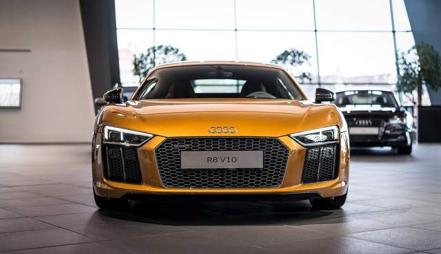 閃亮亮《Audi R8 V10 Plus》貴氣新衣德國展間上身