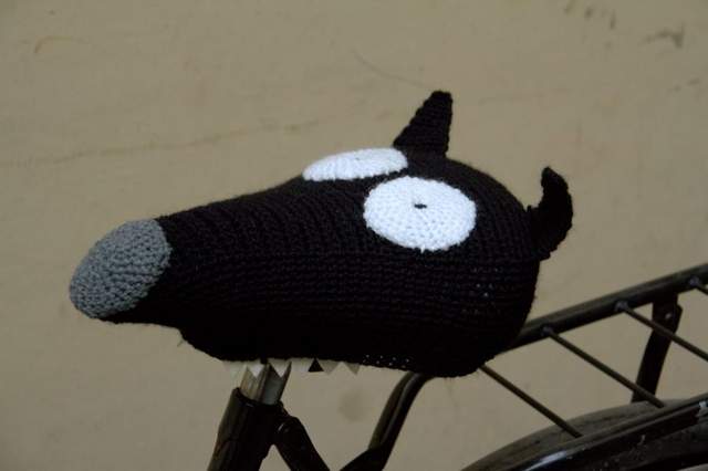 冬天要到了《帮脚踏车坐垫穿上动物毛线衣》这