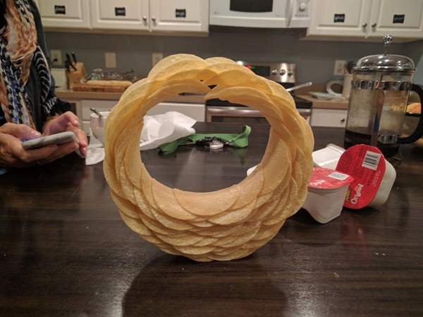 推特流行《洋芋片環疊疊樂》享受零食之前其實可以先來個立體擺盤(誤) 推特流行《洋芋片環疊疊樂》享受零食之前其實可以先來個立體擺盤(誤)