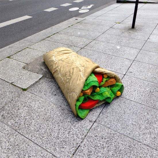 街頭藝術《舊床墊變巨大美食》讓路人看得口水直流（⊙﹃⊙）