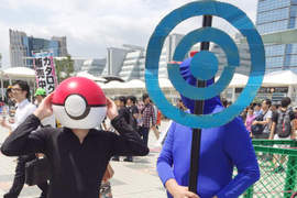C90第一天《Pokemon Go搞怪COSPLAY》扮演補給站超有人氣…… C90第一天《Pokemon Go搞怪COSPLAY》扮演補給站超有人氣……