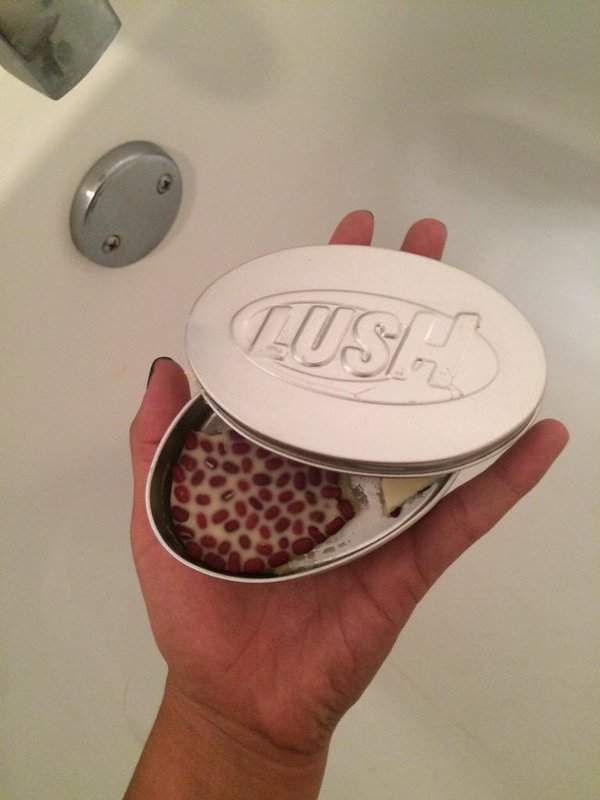 天然的尚好《LUSH紅豆按摩餅》用著用著就....發芽了Σ( ° △ °)