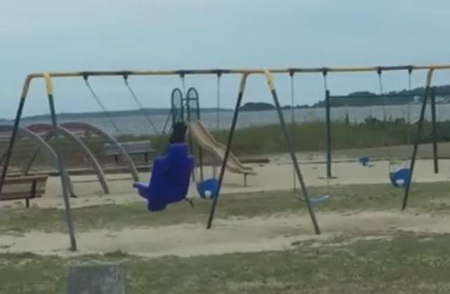 詭異《看不到的遊玩者》只有一個鞦韆一直搖啊搖~ 詭異《看不到的遊玩者》只有一個鞦韆一直搖啊搖~