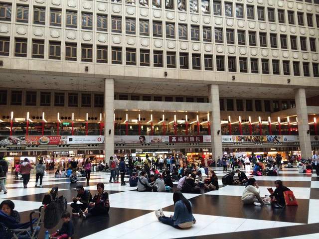 日本遊客研究《台北車站坐地板族》黑白格子真的有差別？