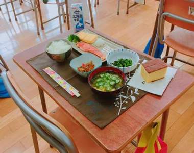 教室裡的另類慶生《早餐驚喜》定番的零食背包進化成了手作料理ww 教室裡的另類慶生《早餐驚喜》定番的零食背包進化成了手作料理ww