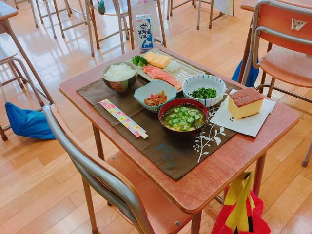 教室裡的另類慶生《早餐驚喜》定番的零食背包進化成了手作料理ww