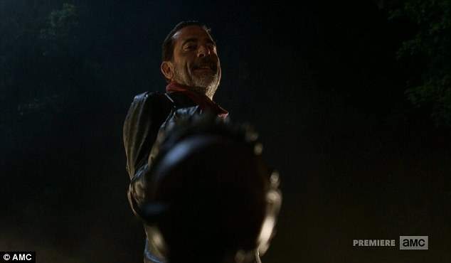 《陰屍路第7季》地方報紙幫那一位登了好感人訃聞...... 《陰屍路第7季》地方報紙幫那一位登了好感人訃聞......