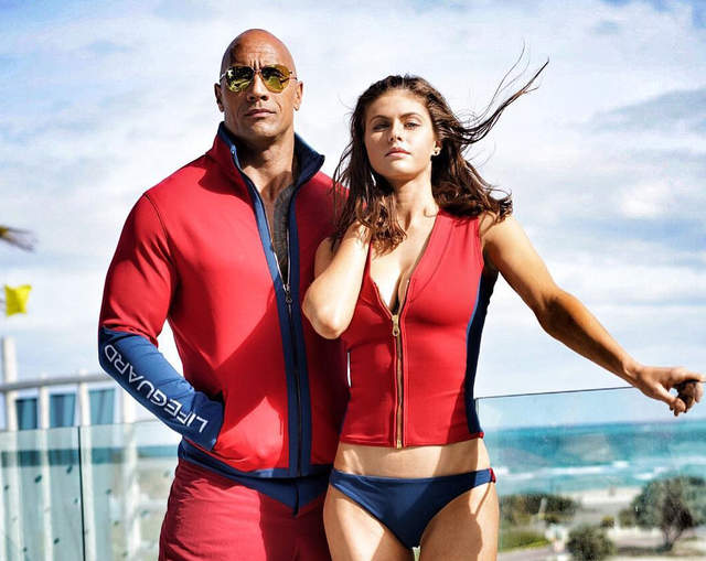 《海灘救護隊》電影預告 都是胸部與胸肌說好的救護呢？