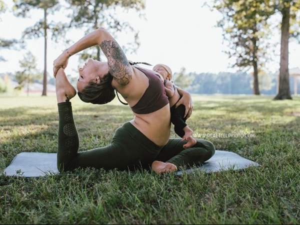 《用瑜珈姿勢餵母乳》超人媽媽們充滿母性光輝的自然美