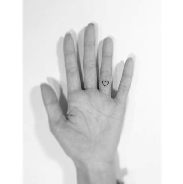 韓國《極簡迷你刺青》宇宙行星也可以放進你的耳朵裡 - 圖片25