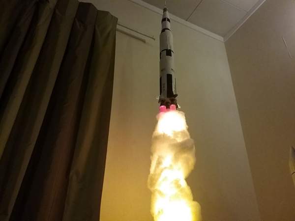 網友自製《火箭升空檯燈》高還原的噴發火焰讓男人浪漫大爆發啦～✧