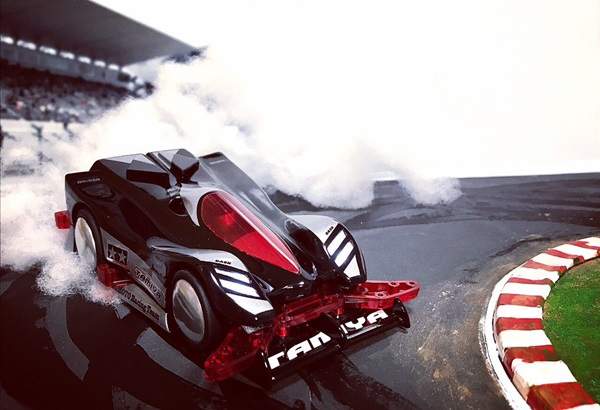 簡單自製《迷你四驅車攝影背景》百圓商品就能營造出彎道甩尾的極速帥感