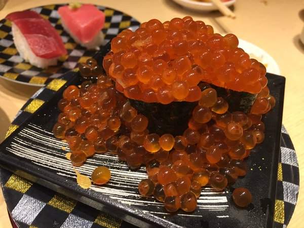 《超載的鮭魚卵壽司》完全超越菜單圖片的超強攻擊力(已倒) 《超載的鮭魚卵壽司》完全超越菜單圖片的超強攻擊力(已倒)