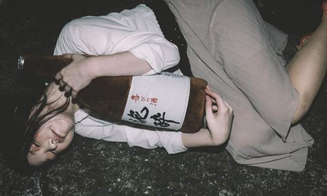 《一升瓶抱枕》抱著酒瓶就能體驗擬似酒醉的感覺 《一升瓶抱枕》抱著酒瓶就能體驗擬似酒醉的感覺