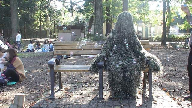 《穿著偽裝服出門亂晃的結果》自己愛耍白目就要自己付出代價……