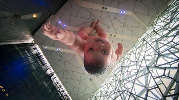 《進擊的巨嬰》墨爾本聯邦廣場出現從天而降的巨大嬰兒！？