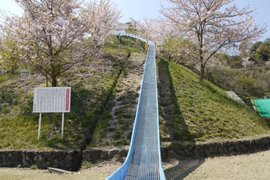 日本愛媛《事故等級危險溜滑梯》搭配下雨天還會有滑水道效果... 日本愛媛《事故等級危險溜滑梯》搭配下雨天還會有滑水道效果...