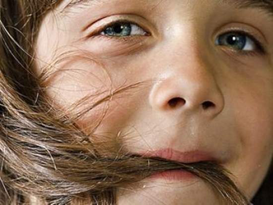 坐飛機時《長髮的人坐在你前面》抱歉這裡不需要視線阻擋和餐點加料的服務...