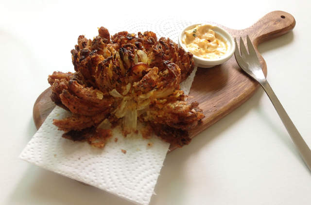 快速料理《酥炸洋蔥花》只要15分鐘就能輕鬆搞定 快速料理《酥炸洋蔥花》只要15分鐘就能輕鬆搞定