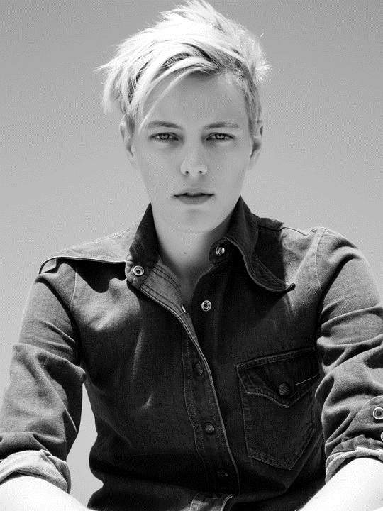 帥的我滿臉《Erika Linder》這麼帥氣一定是女孩子