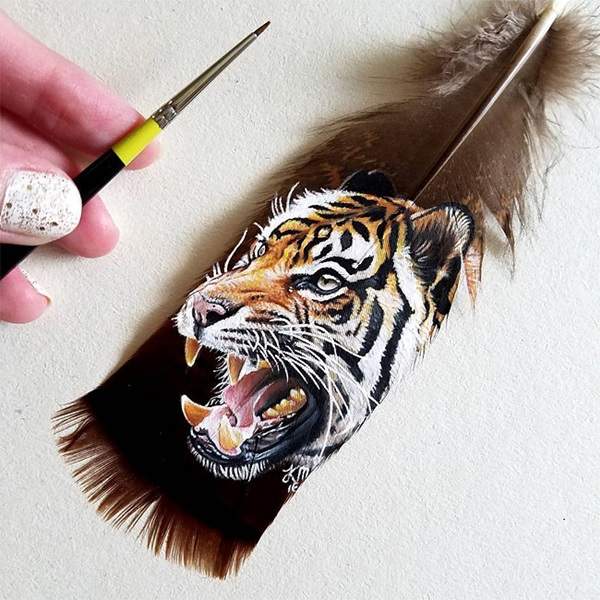 《羽毛動物肖像》在難駕馭的特殊質地上也能畫出超逼真的動物（拇指）