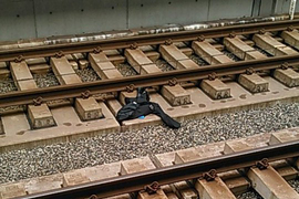 珍事件《電車車掌棄制服逃跑》遺留在鐵軌上的制服到底是怎麼一回事? 珍事件《電車車掌棄制服逃跑》遺留在鐵軌上的制服到底是怎麼一回事?