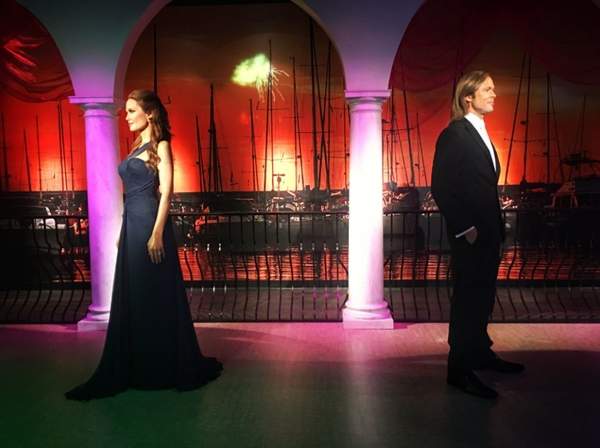 《小布與裘莉離婚後續效應》就連兩人的蠟像都被分開了...... 《小布與裘莉離婚後續效應》就連兩人的蠟像都被分開了......