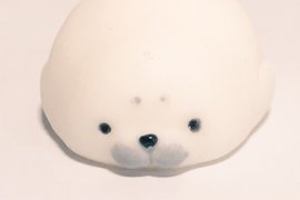 《超Q彈海豹》新姿勢新感覺 這不是賴在床上不想起來的模樣嗎XD 《超Q彈海豹》新姿勢新感覺 這不是賴在床上不想起來的模樣嗎XD