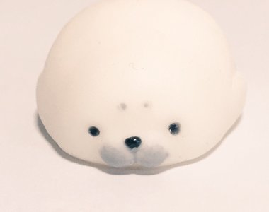 《超Q彈海豹》新姿勢新感覺 這不是賴在床上不想起來的模樣嗎XD 《超Q彈海豹》新姿勢新感覺 這不是賴在床上不想起來的模樣嗎XD