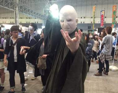 宅宅盛會出現《親民可愛佛地魔》原來那個人還會投飲料…… 宅宅盛會出現《親民可愛佛地魔》原來那個人還會投飲料……