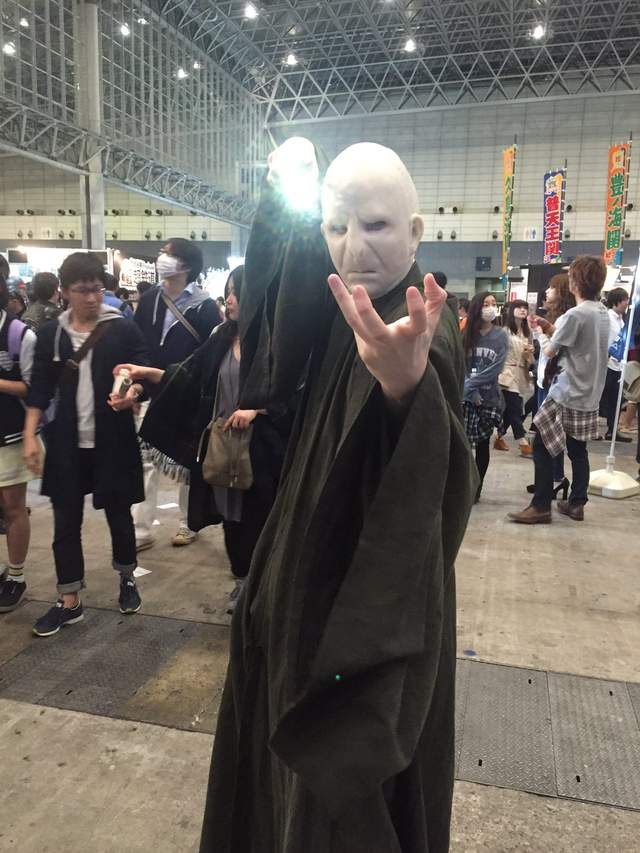 宅宅盛會出現《親民可愛佛地魔》原來那個人還會投飲料…… 宅宅盛會出現《親民可愛佛地魔》原來那個人還會投飲料……